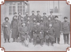 Э. Нобель среди рабочих бакинских заводов